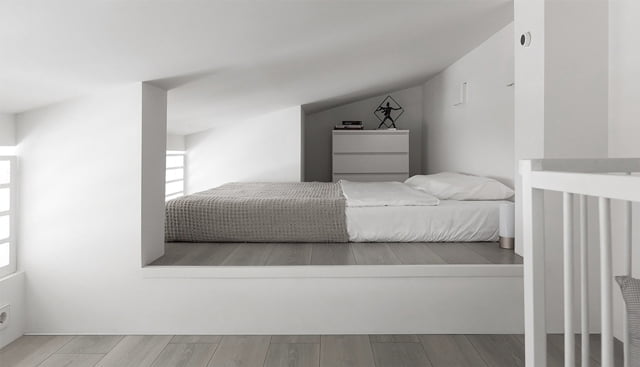 Tận dụng hốc tường để đặt nệm giúp tiết kiệm không gian và tăng cảm giác ấm áp