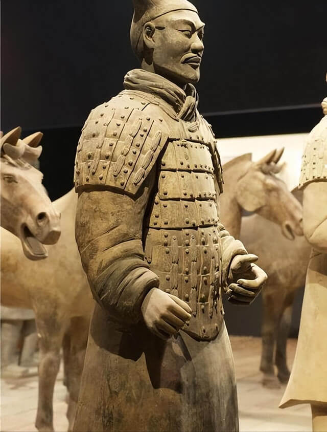 tượng chiến binh đất nung chủ yếu được sơn tám màu: đỏ, xanh lá cây, xanh dương, vàng, tím, nâu, trắng và đen