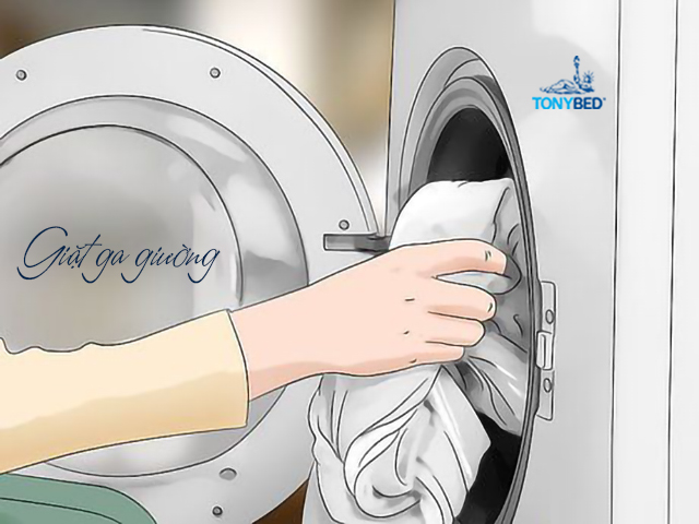 Giặt ga trải giường để loại bỏ mùi hôi từ vết nôn trớ bám trên ga giường