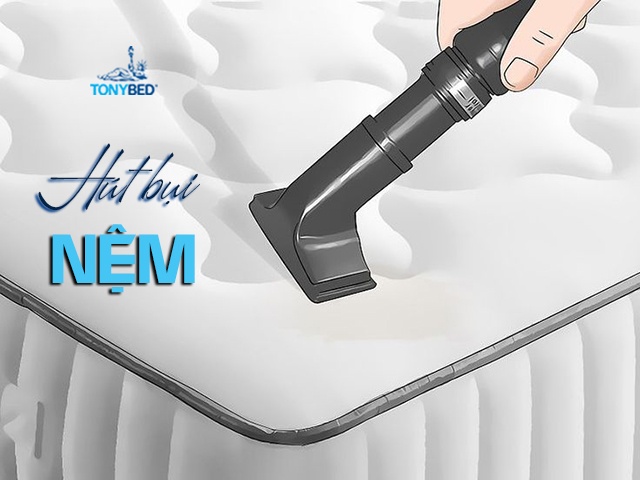 Sử dụng máy hút bụi với đầu bàn chải để nhẹ nhàng loại bỏ hoàn toàn baking soda và bất kỳ chất cặn bã nào khác trên nệm